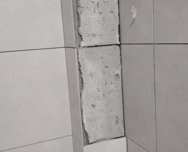 咸安瓷砖空鼓维修公司分享下瓷砖施工前基层浇水润湿程度不足，可能导致以下问题